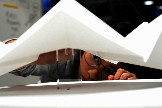 Nog tot laat in de avond werkten de studenten van het Art+Tech-vak vorige week aan het kunstwerk.