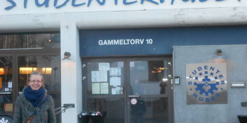 Annemiek Osinga voor het Studenterhuset in het centrum van Aalborg.