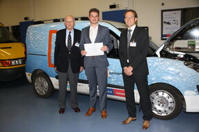 Paul Krijger (midden) na de bekendmaking van de winnaars. Paul Krijger (midden) na de bekendmaking van de winnaars.