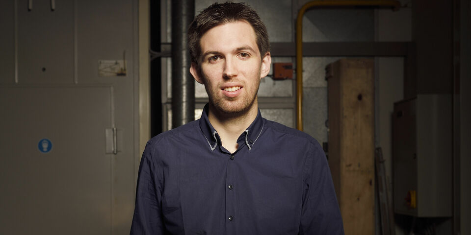 Arjo van der Ham met de converter bij het dak van zonnewagen Stella. Foto | Bart van Overbeeke