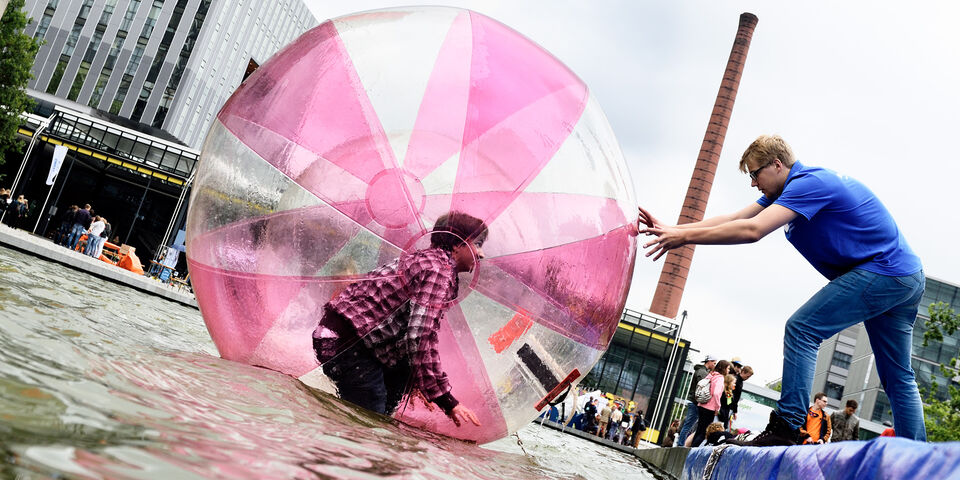 Overeind blijven bleek een hele klus. Foto | Bart van Overbeeke