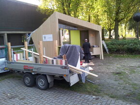 De duurzame kampeerhut Trek-In in opbouw.