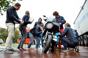 Laatste check. Foto | Bart van Overbeeke