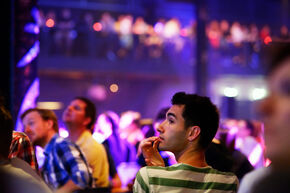 Serieuze breinkrakerij tijdens de Quiz Night XL. Foto | Bart van Overbeeke Serieuze breinkrakerij tijdens de Quiz Night XL. Foto | Bart van Overbeeke