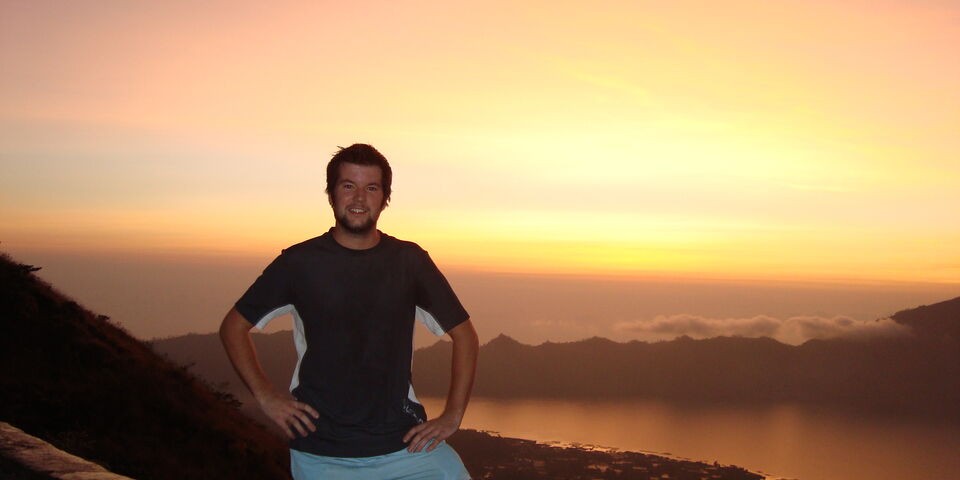 Peter Tuijtelaars op de top van een vulkaan in Bali.