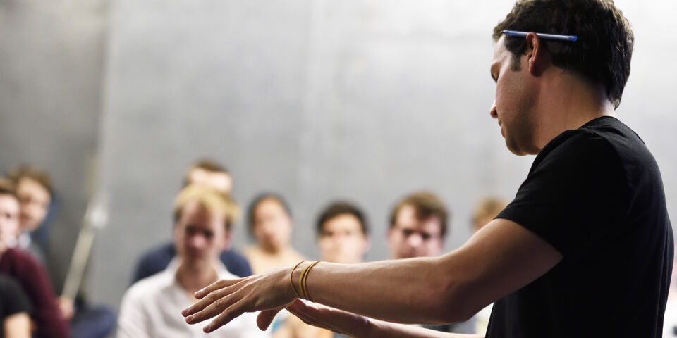 Victor Mids doceert. Foto | Bart van Overbeeke.