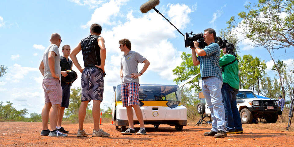 Volop persaandacht voor de Eindhovense zonnewagen.