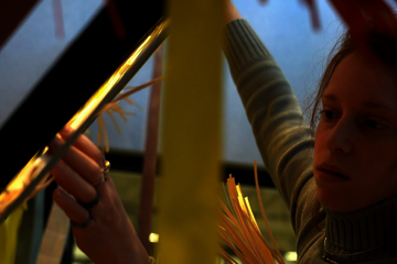 Met eigen ogen kun je het zien: in Neuron komt een kunstwerk tot stand. Beter gezegd zie je dat er een stellage aan het plafond ...