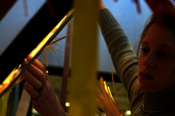 Fransje Gimbrère, Jana Visser en Yuval Harel vertellen over het weefproces. 