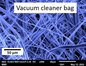 Electron microscope image. Blue: filaments in the material; black: pores in the material. Magnification: 500x. Photos | Machiel van Essen, Cees Weijers