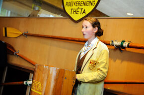 Thêta-voorzitter Bregje de Wildt doet het openingswoord. Foto l Bart van Overbeeke