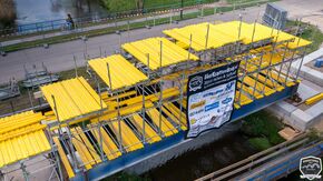 Voorbereidingen voor de bierkrattenbrug.