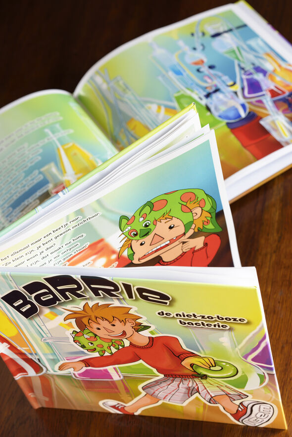 Het boekje dat Minke Nijenhuis maakte namens het iGem-team. Foto | Bart van Overbeeke Het boekje dat Minke Nijenhuis maakte namens het iGem-team. Foto | Bart van Overbeeke