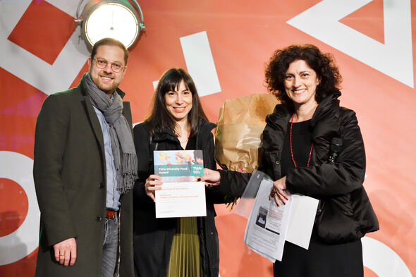 Arjan Markus (links) en Duygu Keskin (midden) met Evangelia Demerouti. Foto | Bart van Overbeeke 