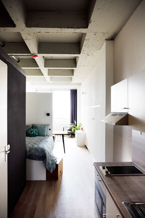 Ruimere woonunit met bankstel. Foto | Bart van Overbeeke