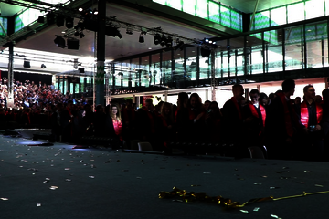Graduates throwing their caps in the air at MomenTUm @ Eindhoven University of Technology. Video by Mathias Verheijden.