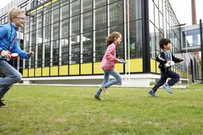 Tikkertje spelen met Head Up Games. Foto | Bart van Overbeeke Tikkertje spelen met Head Up Games. Foto | Bart van Overbeeke