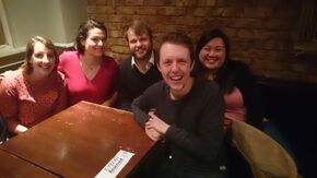 In de pub met andere Nederlanders.