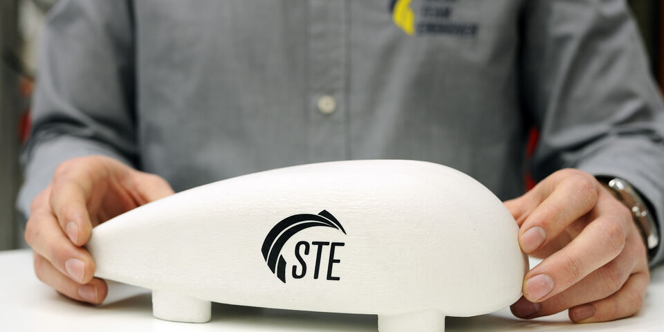 Een schaalmodel van de zonne-gezinswagen van Solar Team Eindhoven. Foto | Bart van Overbeeke