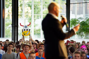 De bierstier van ID kijkt naar Adam Fields. Foto | Bart van Overbeeke