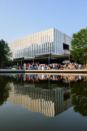 Chillen aan het water tijdens Professors on Stage. Foto | Bart van Overbeeke