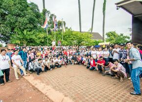 All the employees. Jasper is sitting on the wall in the back. Groepsfoto van de medewerkers. Jasper zit achter op het muurtje.