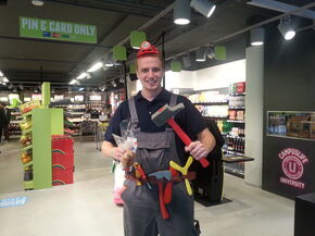 Intropapa Neil Timmermans kocht een broodje.