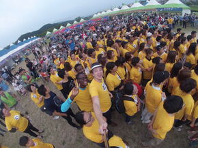 Er zijn weinig blonde mensen hier.