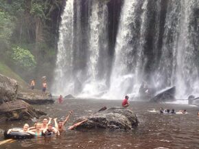 Swimming at the waterfalls of Phnom Kulen. Zwemmen bij de watervallen van Phnom Kulen.