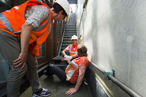 Dronken onder aan de trap.Foto| Rien Meulman