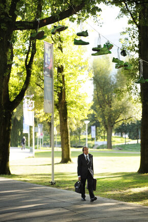 Groene sneakers boven het Limbopad. Foto | Bart van Overbeeke