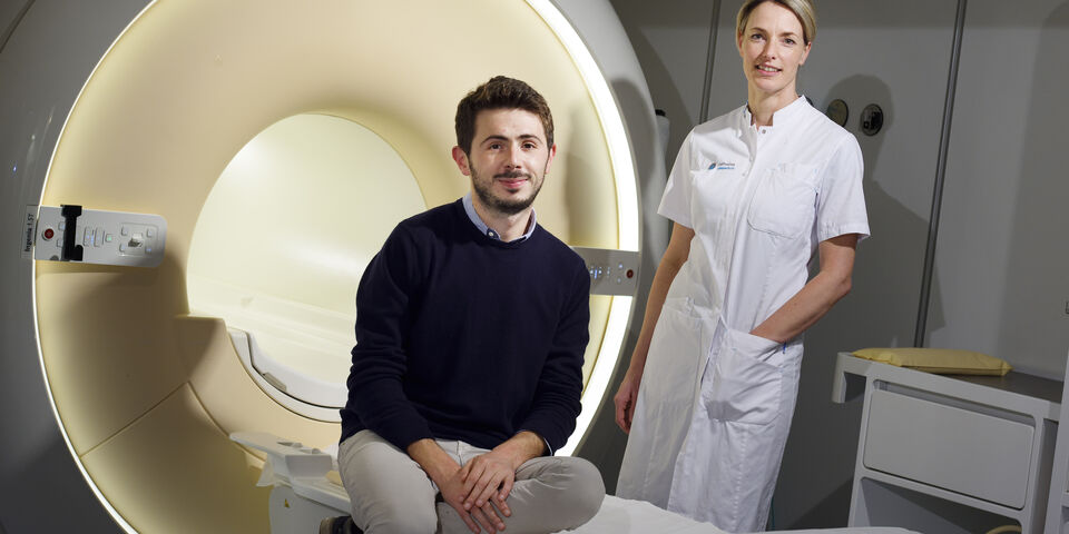 Salvatore Saporito en Ingeborg Herold bij een MRI-scanner. Foto | Bart van Overbeeke