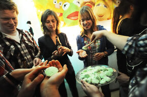 Jenni deelt een hapje uit. Foto | Bart van Overbeeke