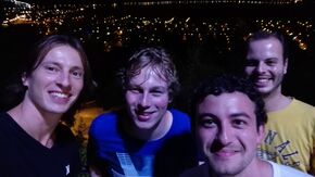 Met huisgenoten (Peter in blauw shirt), met uitzicht over het meer.