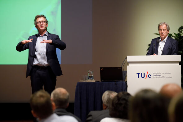 Ben Feringa met op de achtergrond Bert Meijer. Foto | Bart van Overbeeke