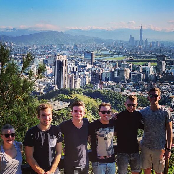 Uitzicht op Taipei, Marthijn staat helemaal rechts. Foto | privéarchief Marthijn Uitzicht op Taipei, Marthijn staat helemaal rechts. Foto | privéarchief Marthijn