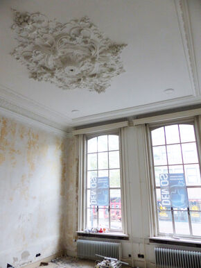 Fraaie plafondornamenten.