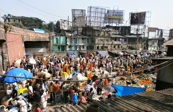 De bloemenmarkt, hier worden bloemen verhandeld die geofferd worden aan de vele goden