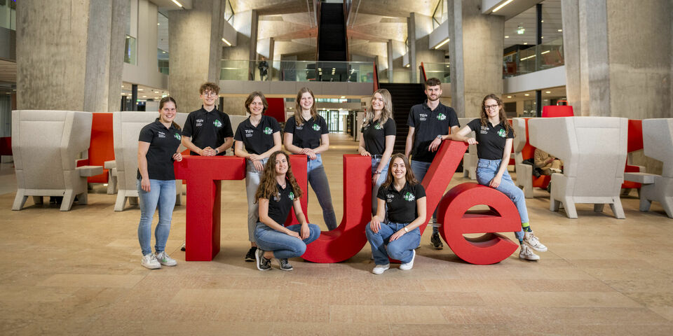 Het iGEM-team; uiterst rechts Rian Driedijk. Foto | Leonie Voets