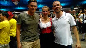 Met een Duitse vriendin en mijn huisgenoot op Oktoberfest in Blumenau.