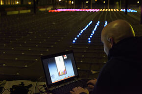 Mehmet Aksakal puts a bleu tetrisblock in place. Photo | Bart van Overbeeke Mehmet Aksakal puts a bleu tetrisblock in place. Photo | Bart van Overbeeke