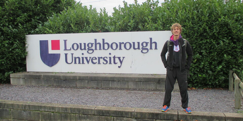 Peter voor de ingang van de universiteit.