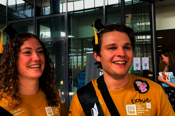 Tijdens de Campus Quest vroegen wij passerende Intro ouders naar tips voor de introweek.

CdW | 19 augustus | 14:45