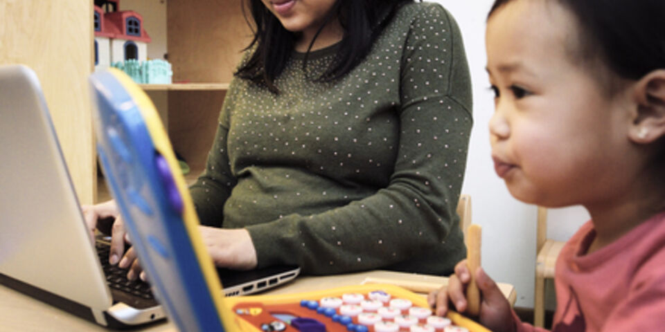 Rahmianti Nurvita, toen nog zwanger, met dochter Gwen. Foto | Bart van Overbeeke
