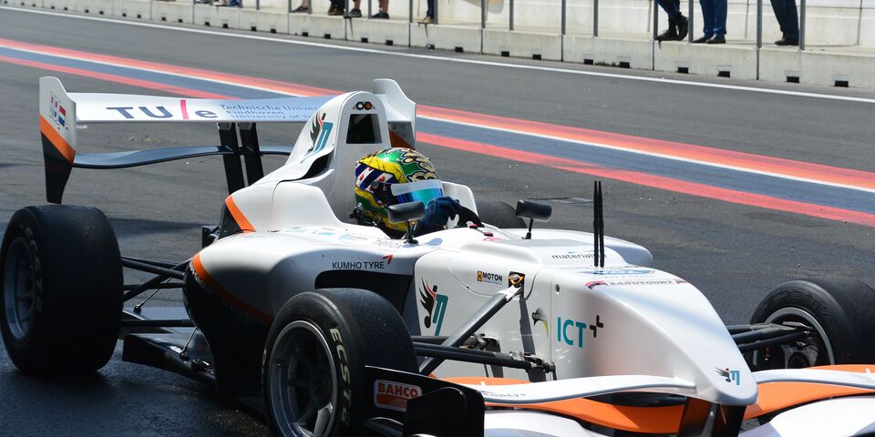 De wagen van InMotion in Zandvoort met Beitske Visser aan het stuur.