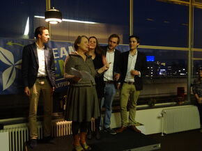 Wethouder Mary-Ann Schreurs reikt de prijs uit. Foto | Tom Huizer Wethouder Mary-Ann Schreurs reikt de prijs uit. Foto | Tom Huizer