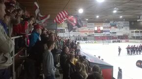 In het ijshockeystadium.