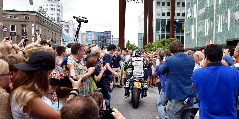 STORM Wave baant zich een weg door de menigte op het 18 Septemberplein. Foto| Bart van Overbeeke