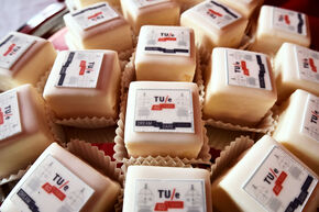 Bij feest horen taartjes. Foto | Bart van Overbeeke