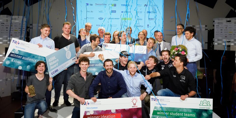Alle winnaars verzameld bij de afsluitende fotoshoot. Foto | Bart van Overbeeke